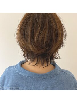 ラキ(laki) クセを活かしたソトハネショート。