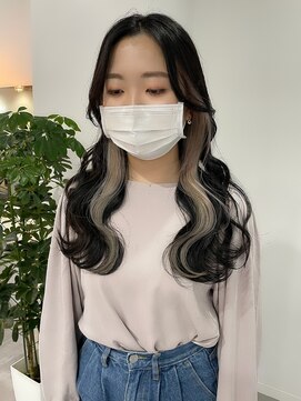ツキ 横浜店(tuki) インナーカラーミルクティーベージュシルバーイヤリングカラー