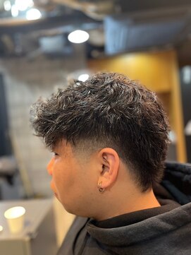 フランクスバーバー アンド ビアークラブ(FRANK'S BARBER and BEER CLUB) ピンパーマフェードカットマレットスタイル