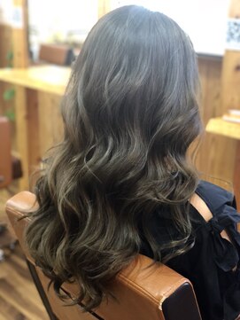 ララテラス(LaLa Terrace) ブルーアッシュ×大人かわいい外国人風ウェーブ