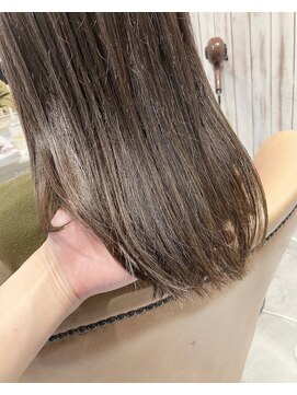 エル(ailes) ナチュラルなグレージュカラー