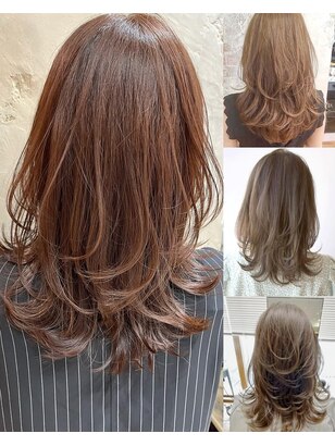 分厚いブロンドのハイライトが付いたチョコレートブラウンの髪