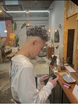 チャプター 問屋町(chapter) メンズハイライトカラーツイストスパイラルパーマスキンフェード