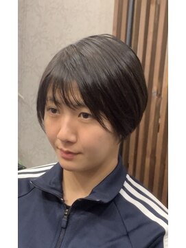 エムアンドティー(M&T) スッキリ刈り上げショート/耳かけショート/前髪ありスタイル