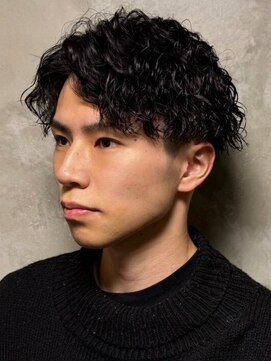 ディスイズバーバーサード(THIS IS BARBER 3rd) 波巻きパーマ センターパートマッシュ 束感スタイリング 黒髪