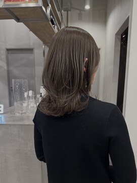 イミ(imi) ミディアムレイヤー/ハッシュカット/脱白髪染めニュアンスカラー