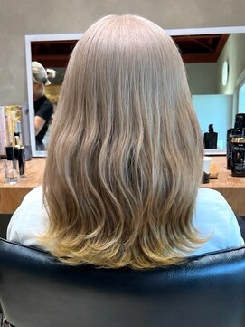 ナチュラル ヘアーデザイニング(Natural hair designing) まろやかなミルクティーベージュに毛先のやわらかな動きをプラス