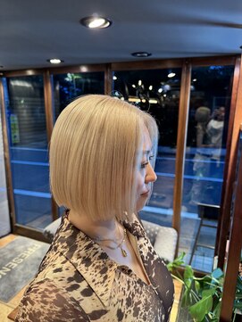 プレゼンス ネイヴィ(PRESENCE NAVY) 切りっぱなしボブ×ホワイトブロンド