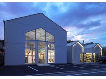 テミルヘアー(TEMIL HAIR)の雰囲気(茨木でも郊外サロンならではの大きなお店。三角屋根が目印です!)