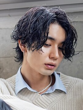 ライラ(Lyla) 20代半ば～30代向け　前下がりセンターパート×ツイスパウル