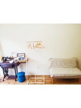 ご夫婦の優しさが溢れるアットホームサロン《RisaRisa》植物や小物が置かれる店内はゆったりくつろげる空間