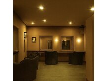 アイムアネックス サラ 三条店(I'm annex sala)の雰囲気(三条通りに面した、バリ風のヘアサロン。)
