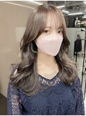 小顔に見せる韓国ヘア くびれヘア流れる顔まわり シアーブラウン