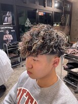 ライズ 綾瀬店(RISE)&nbsp;強めのパーマと高めな刈り上げで外国人風！スペインカール！