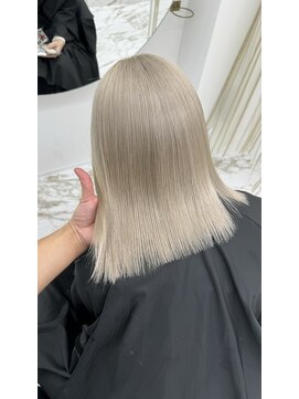 ナナ(NANA) ホワイトブロンド・ダブルカラー・ケアブリーチ