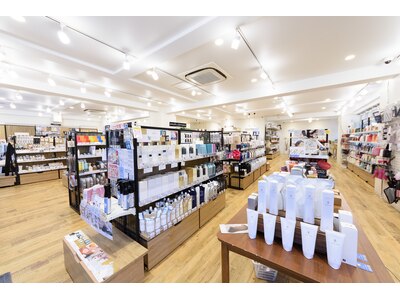 5,000点以上の美容専売品が並ぶ国内初のショップ併設店