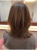 くびれ外ハネセミロングスタイル