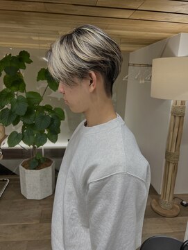 サーリー(SURLY) 白髪ハイライト前下がりコンマヘアーセンターパート