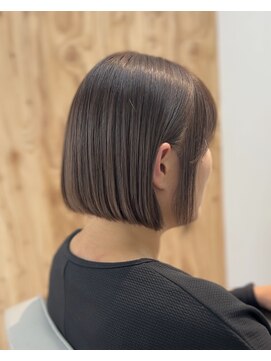 ウチコ 平尾店(u.chi.ko_si) 艶感引き立つ白髪ぼかし大人ボブ