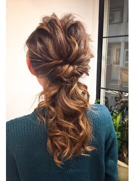 リカモ(ricamo) ローポニーテールアレンジ