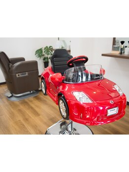 ファミリーでのご来店も☆お子様用の可愛い車のカットイスご用意♪居心地の良い空間でのびのび過ごせる◎