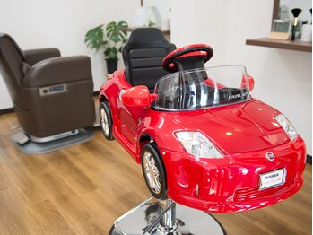 バーバー ラック(BARBER LUCK)の写真/ファミリーでのご来店も☆お子様用の可愛い車のカットイスご用意♪居心地の良い空間でのびのび過ごせる◎