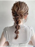 シルキーベージュグレージュカラー編みおろしヘアアレンジa