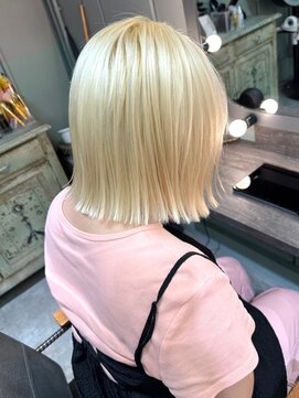 セプト 天神大名(SEPT.) ショートカット ハイトーンボブ　ホワイトベージュ 髪質改善