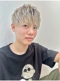 10代20代/ツーブロック刈り上げ短髪ハイトーンシルバー束感