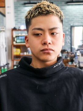 サンディーズバーバーショップ(Sandees) ソフトモヒカンフェードカット刈り上げ金髪ボウズ