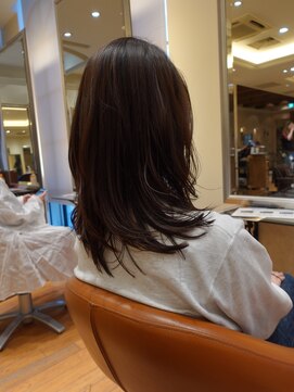 ビュートリアム265(BEAUTRIUM 265) ミディアムレイヤー・レイヤーカット・イルミナカラー・くびれ