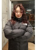 大人透明感ワインレッド×癖を活かしたカーリーロングヘア