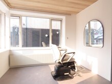 メゾンドベース(Maison de Base)の雰囲気(セット面は2つ。施術中は互いに顔を合わせることがないよう考慮)