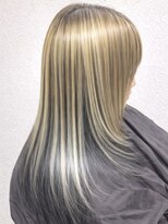 フッタ(Futta)&nbsp;アンブレラカラー×ロングヘアスタイル【西武新宿駅】【駅近】