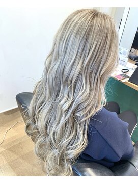 リシェールグリーン 越谷花田店(RICHAIR GREEN) ホワイトシルバー♪