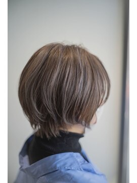 ビーヒアナウ N゜03 金沢駅西店(BE HERE NOW) ラベンダーアッシュ丸みショート