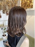 ミディアム×レイヤーカット×モカグレージュ