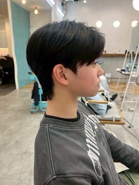 ロミー 本厚木(ROMMY.) メンズヘア◎ウルフカット黒髪フェザーショートセンターパート◎