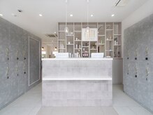 受付から特別体験が始まる。心躍るサロン時間を。