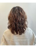 くせ毛は魅力！カーリーガールミディアムレイヤー