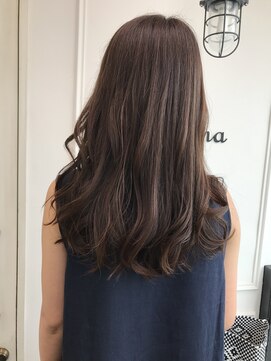 マカナ(makana) ベージュ系カラーのロングスタイル♪