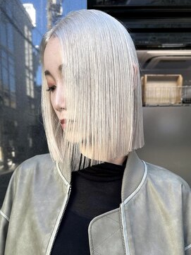 ヌエン 渋谷(NU/EN) 冬カラー/前下がり切りっぱなしボブ/ホワイトシルバー/長めボブ