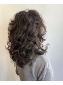 くせ毛を楽しむミディアムレイヤー