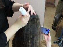 ナマエカミスパ(namae Kamispa)の雰囲気（マイクロスコープと触診によって頭皮と毛根のチェック）