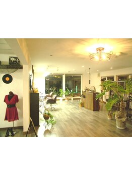 美容のこだわりが散りばめられたお洒落サロン☆温かみのある空間で心を安らげリラックス…♪