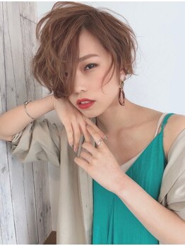 小顔効果抜群のショート、ショートボブスタイルで、大人可愛いを演出。話題のくびれヘアにも注目！