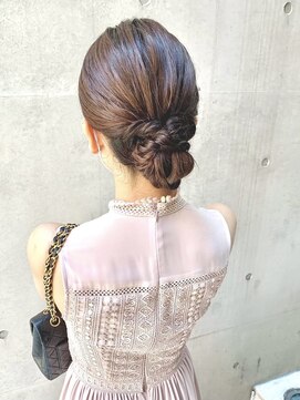 ディア(.eer) ミディアム～セミロング // シンプルなシニヨンアップスタイル