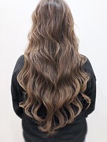 ティンク 関内(Tink)&nbsp;ロングウェーブ×大人ベージュ/加藤 暁