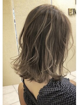 アルト(ALTO) 大人可愛いハイライト立体感×透明感寒色カラー外ハネミディ