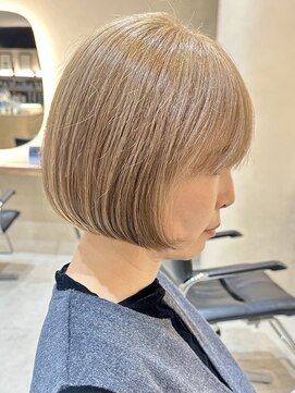 ヒビヲ(HIBIO) ワンブリーチダブルカラーハイトーンショート切りっぱなしボブ